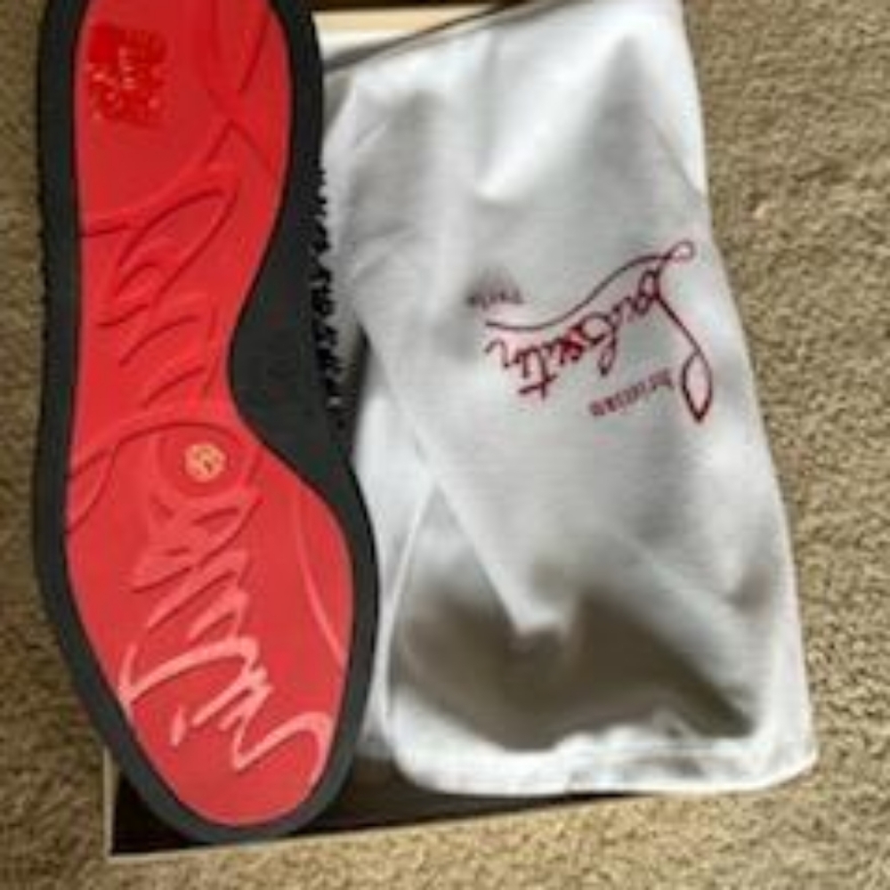 Red bottom - Picture 2 of 9